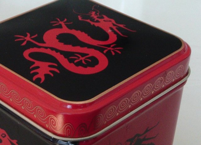Dragon motif tea caddy