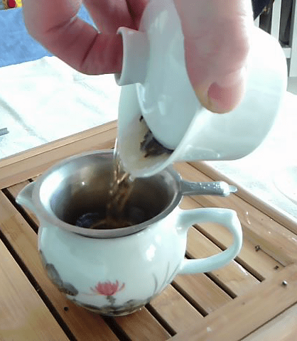 Pouring tea from the gaiwan