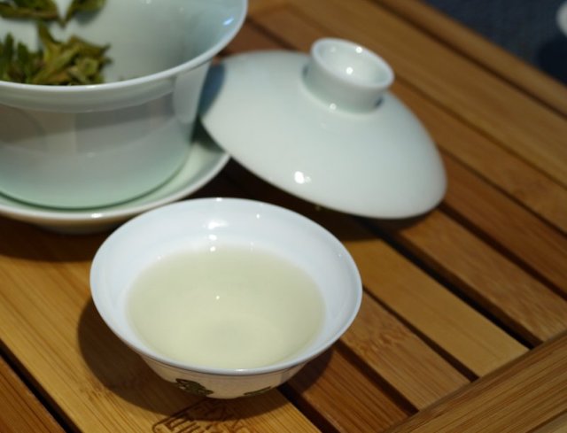making tea with a gaiwan
