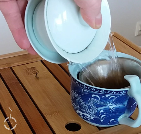 silver needles tea pouring from a gaiwan