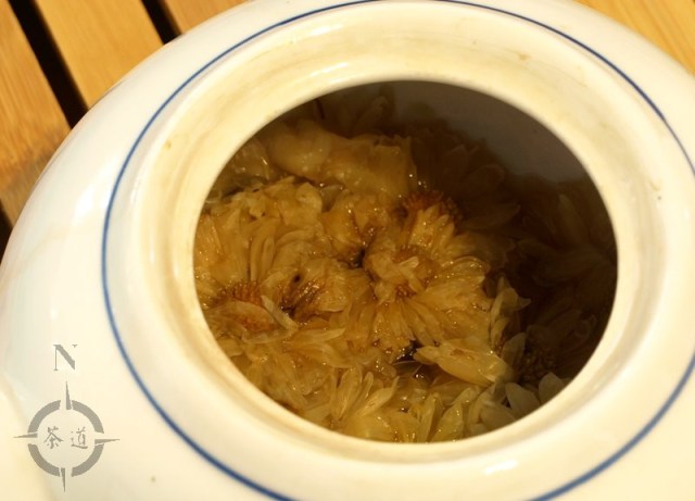 chrysanthemum flavoured Pu-erh tea in a teapot