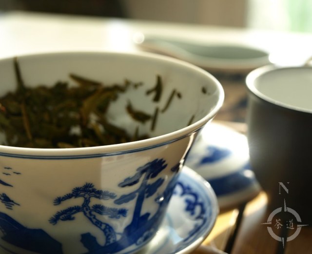 a gaiwan and longjing tea