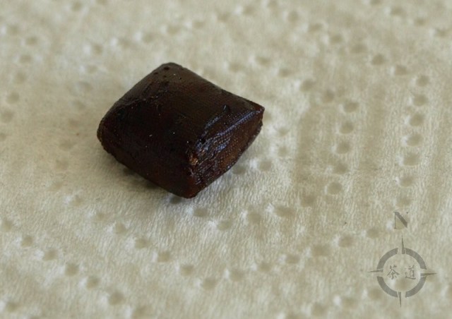 jing-mai-mountain-raw-pu-erh-tea-cha-gao-unwrapped-brickette