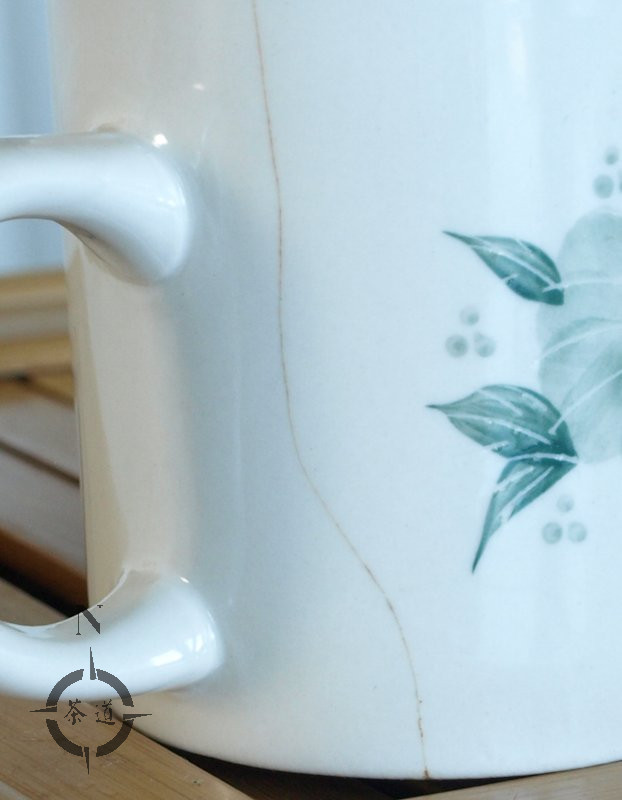 Chinese tea mug - crack side